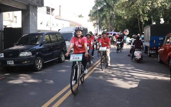 许淑华今天参加县府举行的文化美食寻骑活动亲自领期带路。曾雪蒨摄