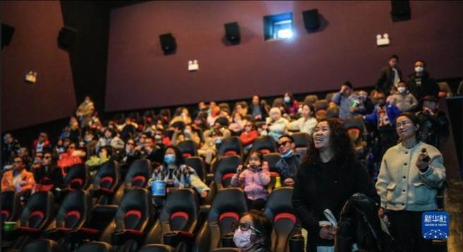 「报復式消费」出现在像旅游、电影等市场，内需仍有较大的提升空间。（新华社）