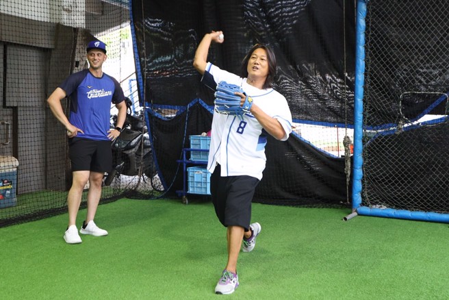 好莱坞影星姜成镐日前来台出席活动，亲民形象大获好评。（富邦悍将提供）