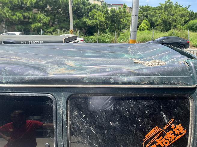 陈永聪说，车主把车子运到车厂他下了一跳，车子屋顶整个凹陷，车门破损几乎不能用，损害程度比他想像还要严重。(民眾提供／吴建辉彰化传真)