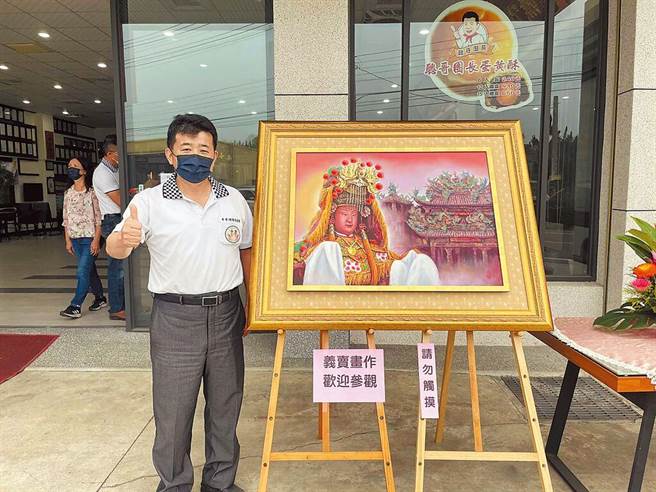 陈永聪绘制白沙屯妈祖画作并将其义卖，所得都捐给将打造身障家园的伯立欧家园建设基金，白沙屯妈还因此衝进车厂赐福。(本报资料照片)