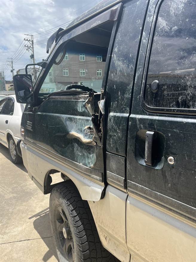 陈永聪说，车主把车子运到车厂他吓了一跳，车子屋顶整个凹陷，车门破损几乎不能用，损害程度比他想像还要严重。(民眾提供／吴建辉彰化传真)