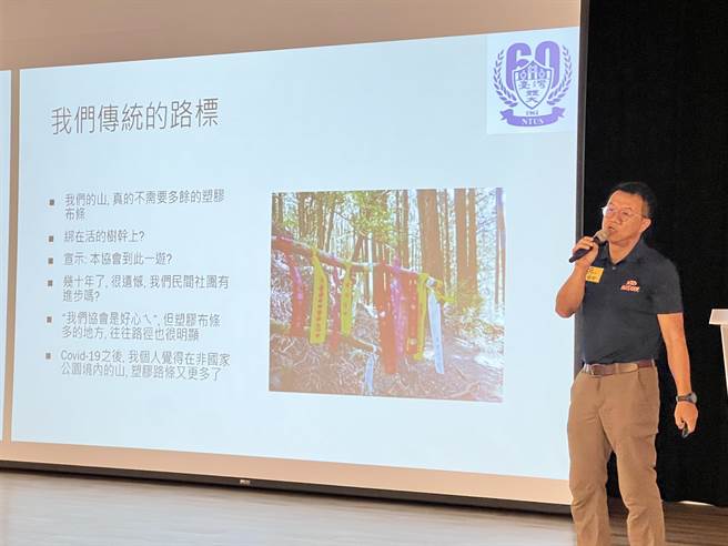 台湾体育运动大学休閒运动系主任王伯宇认同路标可以减少山难，但也直言台湾的山不需要多余的塑胶布条。（蔡依珍摄）