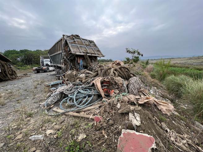 满满2车超大型绳索就像「大肥肠」一样，还夹杂垃圾。(警方提供／吴建辉彰化传真)