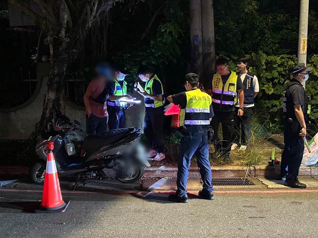 警方昨晚于辖区交通违规热点，加强查缉改装车、危险驾驶等违规。（土城警方局提供）