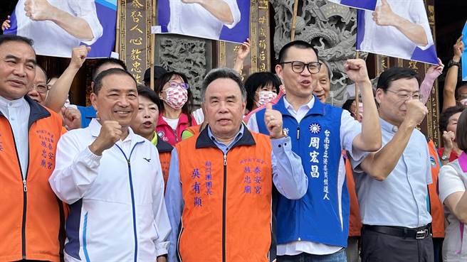 国民党总统参选人侯友宜（左二）26日上午到台南市后壁区泰安宫参拜妈祖，与基层民眾博感情。（张毓翎摄）