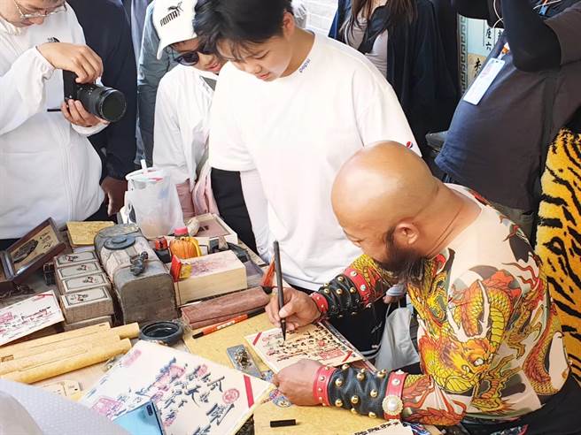 大陆观光业近年来提倡「沉浸式」旅游，强调让游客「身临其境」歷史场景。例如甘肃嘉峪关景区，有人穿古装打扮成古代的「关长」向游客签发「关照」（性质类似现代的护照），游客可当成纪念品收藏。（蓝孝威摄）