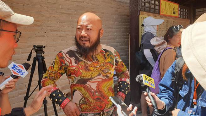 大陆观光业近年来提倡「沉浸式」旅游，强调让游客「身临其境」歷史场景。例如甘肃嘉峪关景区，有人穿古装打扮成古代的「关长」向游客签发「关照」（性质类似现代的护照），游客可当成纪念品收藏。（蓝孝威摄）