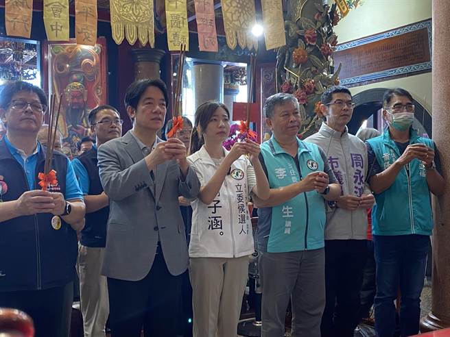 民进党提名总统参选人、副总统赖清德26日上午到台中潭雅神三处地方信仰中心参香。（冯惠宜摄）