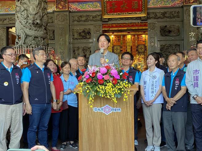 民进党提名总统参选人、副总统赖清德到台中潭雅神三处地方信仰中心参香，致词时允诺拓寛国道1号后里与大雅路段。（冯惠宜摄）