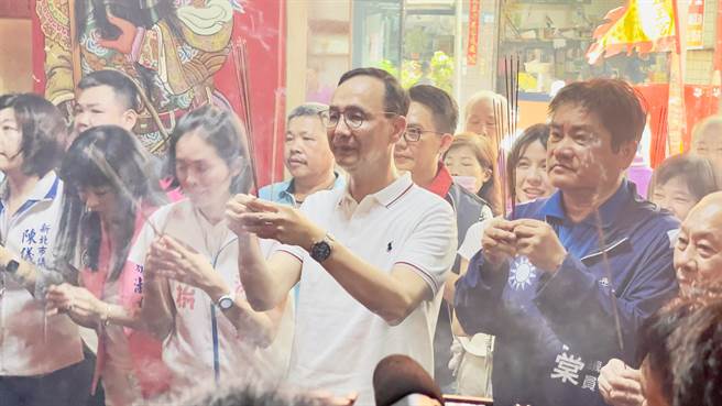國民黨主席朱立倫今日陪同黨內立委參選人洪佳君道宮廟上香祈福。（呂健豪攝）