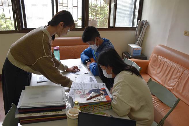 越籍外配第二代的小婷回馈苗栗家扶担任课业辅导，协助菲籍外配第二代学中文。（谢明俊摄）