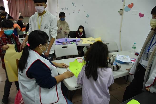 苗栗家扶青年受家扶中心照顾，再回馈家扶协助照顾下一辈弱势家庭学生。（谢明俊摄）