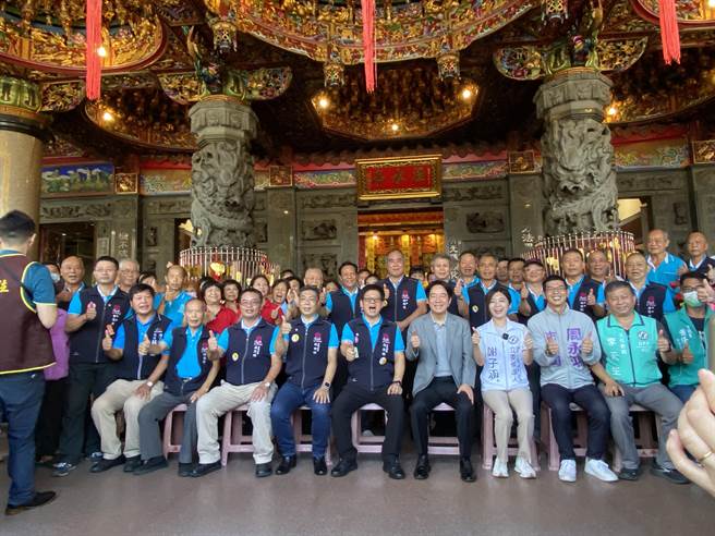 民进党提名总统参选人、副总统赖清德26日上午到台中潭雅神三处地方信仰中心参香。（冯惠宜摄）