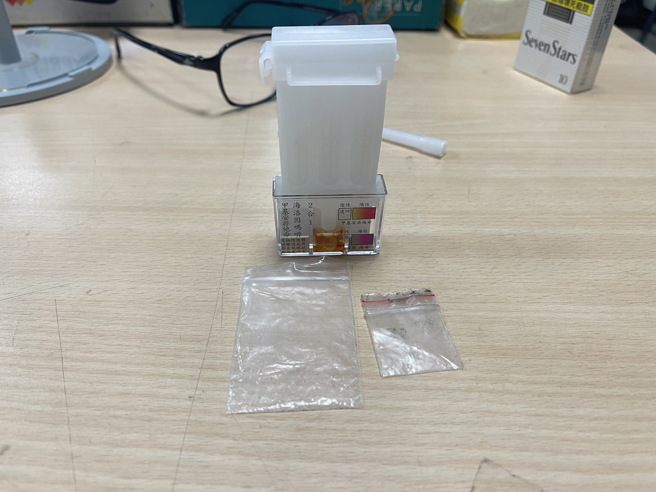 員警發現林男行為怪異，攔查後，林男口袋一堆雜物，眼尖警瞄到兩個小夾鏈袋，經檢視內有安非他命殘渣。（警方提供）