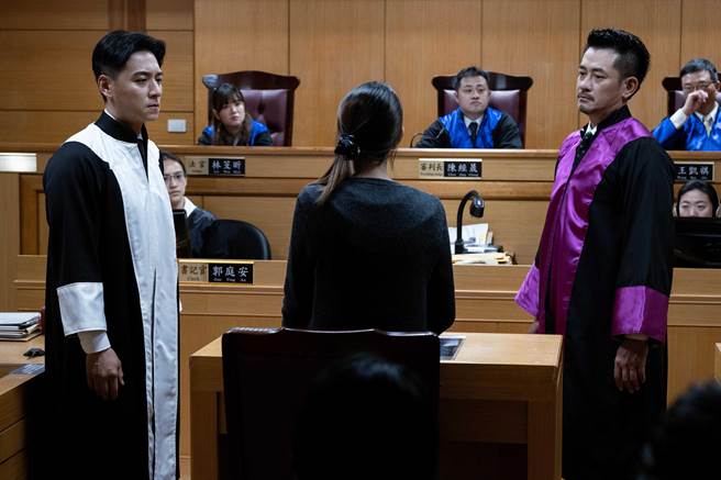 飾演「辯護律師」的鄭人碩與「檢察官」柯叔元有精彩辯論。（風起娛樂提供）