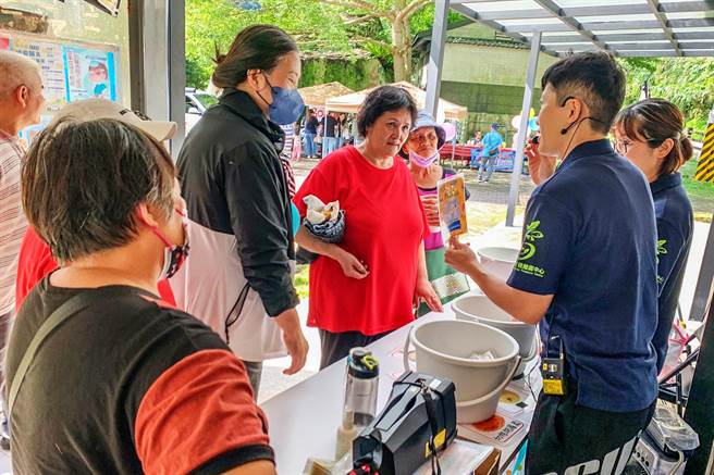 新竹縣社區營養推廣中心營養師透過自行研發的「優質蛋白質拍拍樂」教具與長者做互動遊戲，以寓教於樂方式提供長輩正確的營養觀念。（新竹縣政府提供／羅浚濱新竹傳真）
