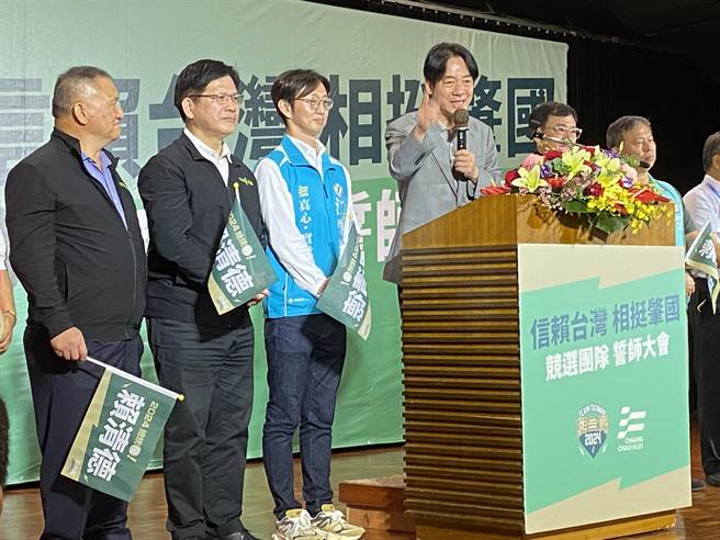 民進黨總統參選人賴清德（左4）26日南下台中輔選，近中午至全國大飯店參加同黨立委參選人江肇國誓師大會。（張妍溱攝）