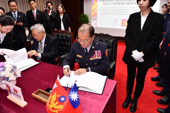 警政署长黄明昭与李昌钰续签合作备忘录。（翻摄照片／林郁平台北传真）
