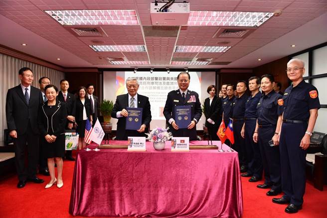 警政署长黄明昭与李昌钰续签合作备忘录。（翻摄照片／林郁平台北传真）