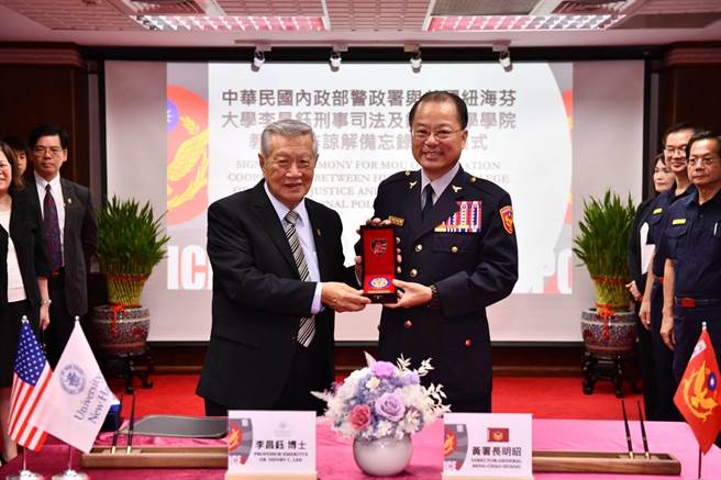 警政署长黄明昭与李昌钰续签合作备忘录。（翻摄照片／林郁平台北传真）