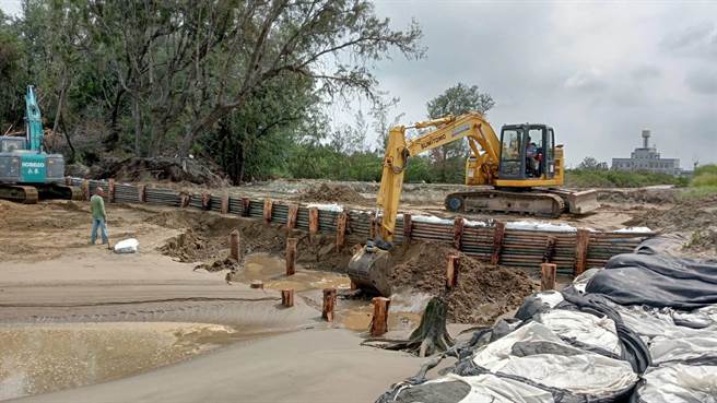 台南北门双春海岸沙洲保安林的大破口，现已修补完成。（张毓翎摄）