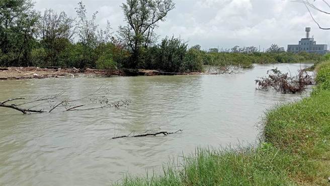 台南北门双春海岸沙洲保安林上月28日遭杜苏芮颱风暴潮衝出12公尺宽的大破口。（张毓翎摄）