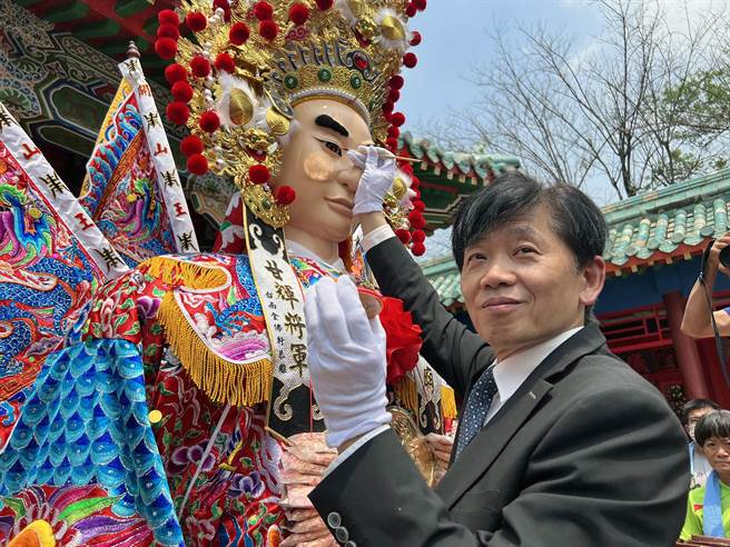 由知名艺师陈进祥雕塑的郑成功大将甘辉、万礼神像，每尊高330公分、重30公斤，今天由副市长叶泽山主持开光。（洪荣志摄）