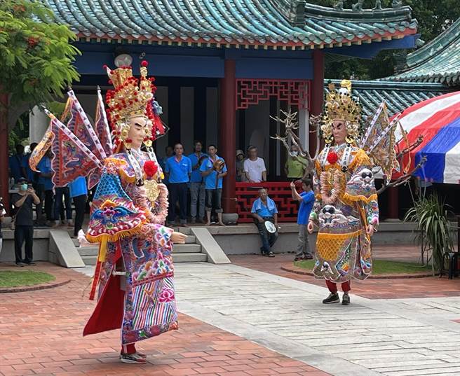 延平郡王郑成功大将甘辉、万礼的神像今天开光后，未来将担任「府城迓妈祖」首番轿的开路先锋。（洪荣志摄）