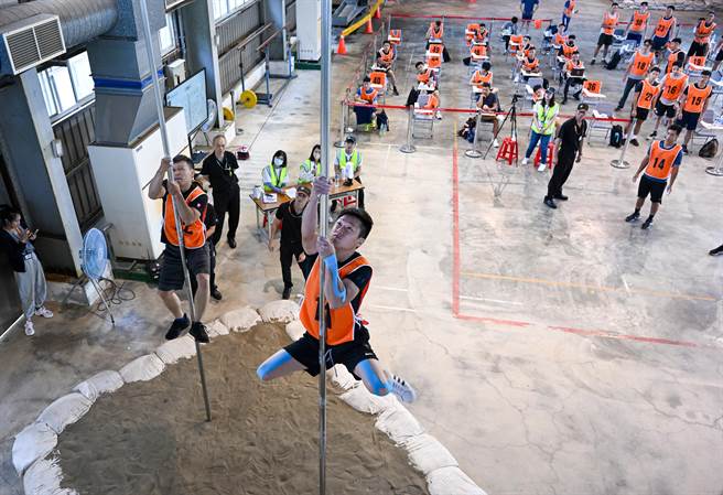 桃園國際機場公司將招募13名新進消防人力，26日舉行體能測驗，有49位到場參加測試，第一階段的體能測驗，分別有五個項目，報考人員須在90秒內完成臂力爬竿5公尺。（陳麒全攝）