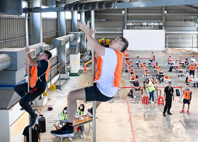 桃園國際機場公司將招募13名新進消防人力，26日舉行體能測驗，有49位到場參加測試，第一階段的體能測驗，分別有五個項目，報考人員須在90秒內完成臂力爬竿5公尺。（陳麒全攝）