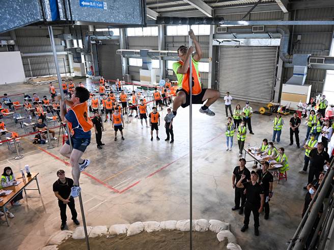 桃園國際機場公司將招募13名新進消防人力，26日舉行體能測驗，有49位到場參加測試，第一階段的體能測驗，分別有五個項目，報考人員須在90秒內完成臂力爬竿5公尺。（陳麒全攝）