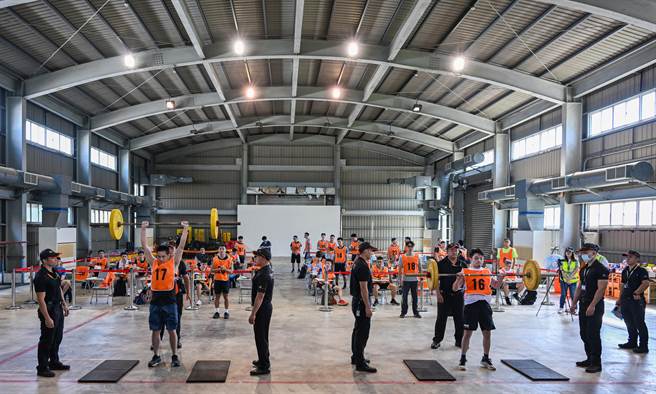 桃園國際機場公司將招募13名新進消防人力，26日舉行體能測驗，有49位到場參加測試，第一階段的體能測驗，分別有五個項目，報考人員須在90秒內完成110磅挺舉不著地3次。（陳麒全攝）