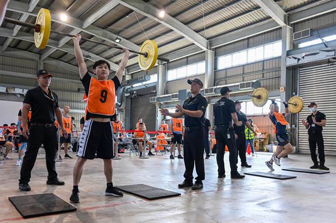 桃園國際機場公司將招募13名新進消防人力，26日舉行體能測驗，有49位到場參加測試，第一階段的體能測驗，分別有五個項目，報考人員須在90秒內完成110磅挺舉不著地3次。（陳麒全攝）