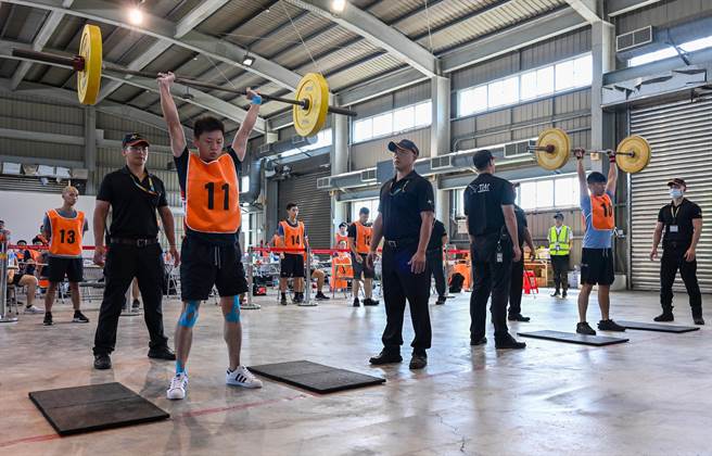 桃園國際機場公司將招募13名新進消防人力，26日舉行體能測驗，有49位到場參加測試，第一階段的體能測驗，分別有五個項目，報考人員須在90秒內完成110磅挺舉不著地3次。（陳麒全攝）