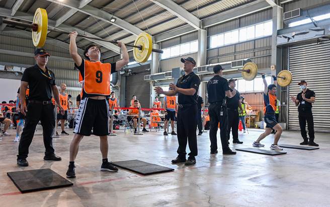 桃園國際機場公司將招募13名新進消防人力，26日舉行體能測驗，有49位到場參加測試，第一階段的體能測驗，分別有五個項目，報考人員須在90秒內完成110磅挺舉不著地3次。（陳麒全攝）