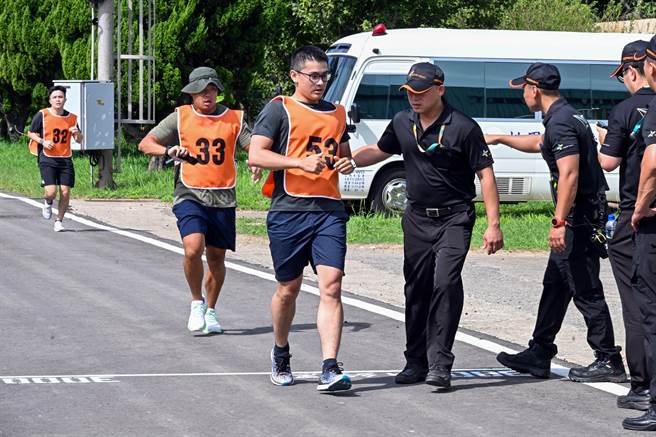 桃園國際機場公司將招募13名新進消防人力，26日舉行體能測驗，有49位到場參加測試，第一階段的體能測驗，分別有五個項目，報考人員須在18分鐘內完成3000公尺跑步。（陳麒全攝）