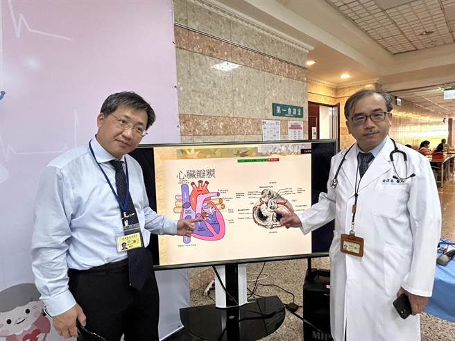 荣总心臟内科医师郭风裕（左）与荣总重症医学部主任暨台湾心肌梗塞学会理事长黄伟春（右）讲述心臟瓣膜重要性，以及相关症状。（崔正纲摄）