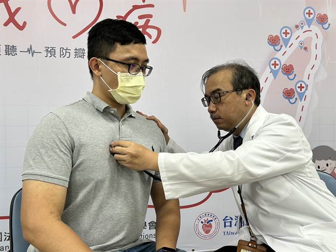医师可听藉由听取心音，得知心臟是否有异常。（崔正纲摄）