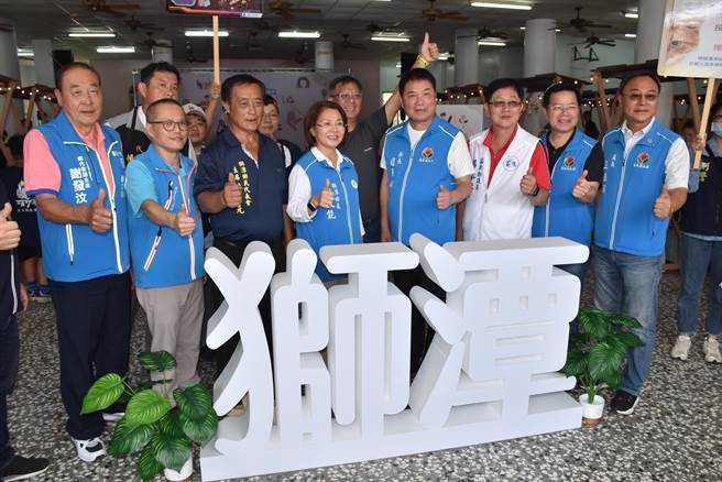 苗栗县长锺东锦26日参加狮潭乡浪漫台3线艺术季好友风格市集。（谢明俊摄）