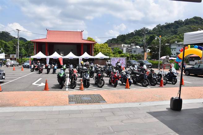 苗栗县狮潭乡公所与大型重机车队签署和解，有多名重机车队共襄盛举。（谢明俊摄）