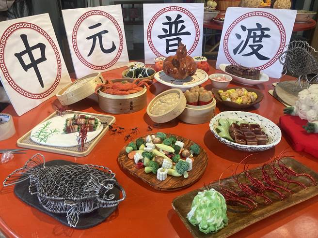 竹南镇中港陈家古厝展出传统中元普渡祭祀活动「抾桌」。（番社30提供／谢明俊苗栗传真）