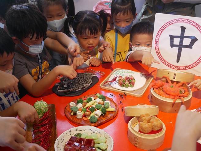 竹南镇中港陈家古厝展出传统中元普渡祭祀活动「抾桌」吸引许多小友围观。（番社30提供／谢明俊苗栗传真）