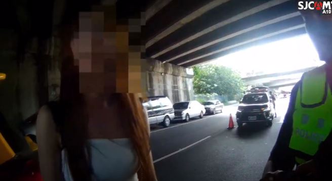 小黄遇拦查女乘客谎报身分，恍惚自爆有「神仙水」等大批毒品。（翻摄自影片）