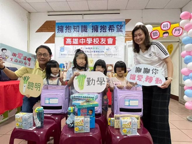 苗栗家扶中心2023年拔尖赠书计画26日由萧明峯夫妻赠文具书籍给小一新生。（苗栗家扶提供／谢明俊苗栗传真）