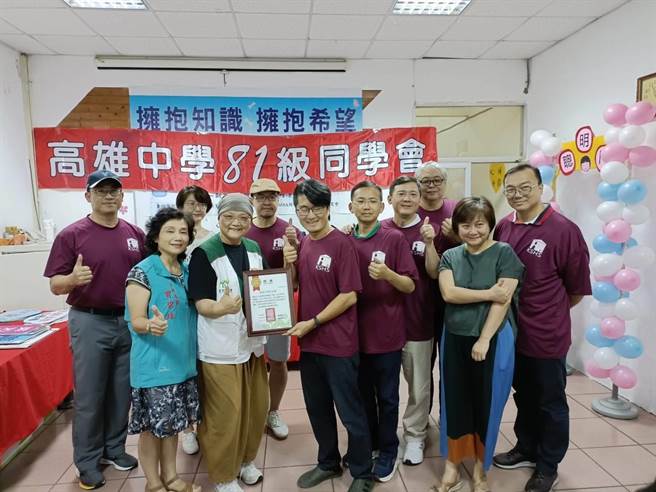 苗栗家扶中心2023年拔尖赠书计画26日由雄中校友会赠文具书籍给小一新生。（苗栗家扶提供／谢明俊苗栗传真）