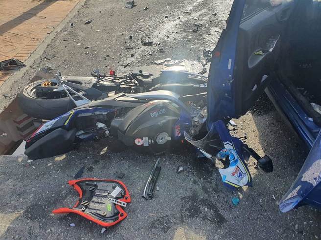 礁溪乡玉龙路、大塭路口今天上午发生一起车祸，重机骑士遭撞飞后死亡。（翻摄照片／李忠一宜兰传真）