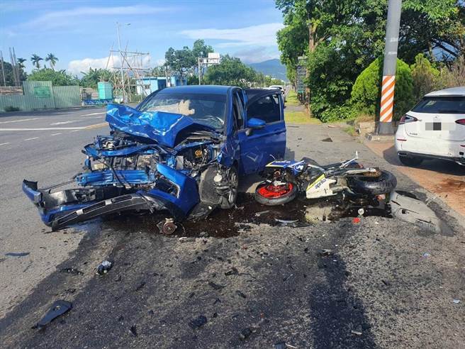 礁溪乡玉龙路、大塭路口今天上午发生一起车祸，重机骑士遭撞飞后死亡。（翻摄照片／李忠一宜兰传真）