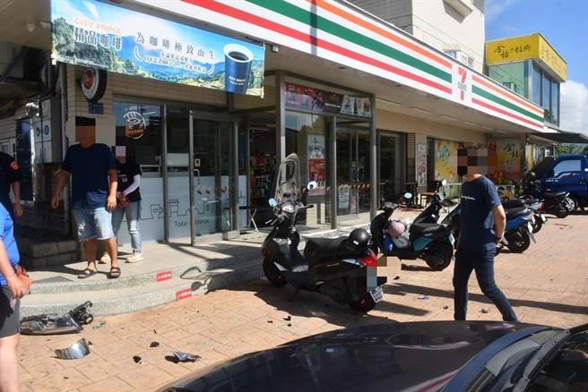 车祸还波及路边一家超商。（翻摄照片／李忠一宜兰传真）
