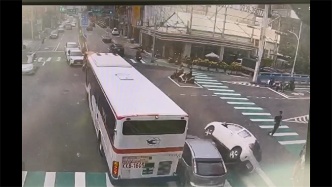 桃园2轿车路口相撞，一台上演翘孤轮记。(翻摄照片／蔡依珍桃园传真)